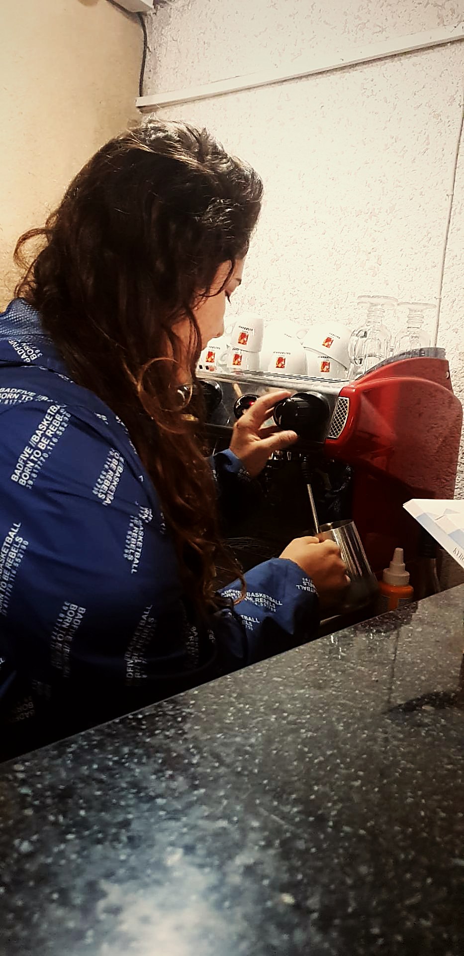 Daniel Sulimani training at a café espresso machine